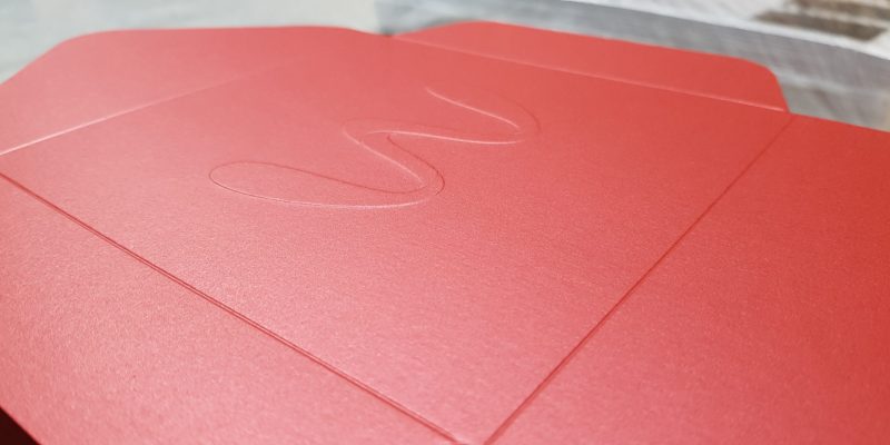 Embossage - Forme M - cartonnette rouge - variante 1